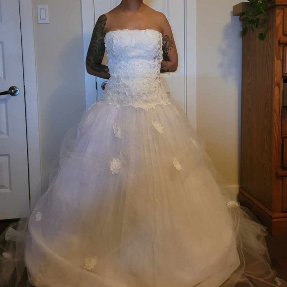 Wedding Gown Ivory - Picture 1 of 4